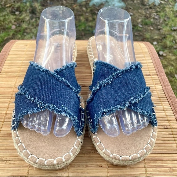 Adorable Frayed Blue Demin Crisscross Strap Flat Espadrille Slide Sandals. 8.5 - Picture 1 of 8